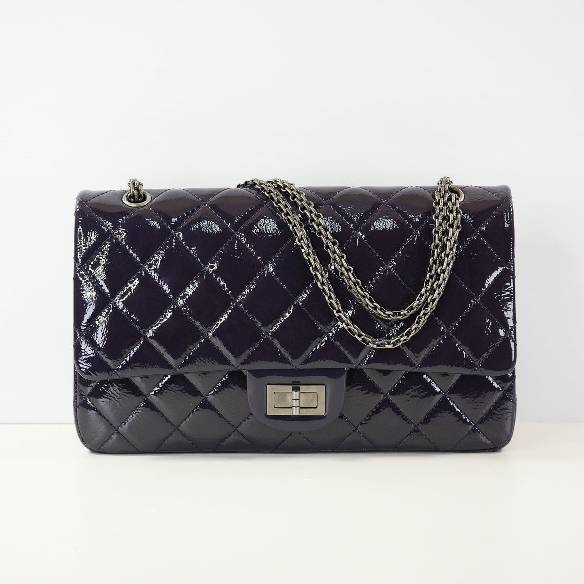 Chanel 2.55 Reissue in size 227 hadnbag in purple quilted patent leather (dustbag)