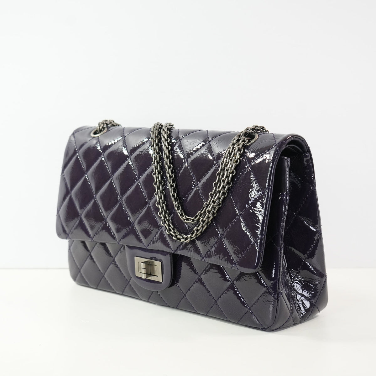 Chanel 2.55 Reissue in size 227 hadnbag in purple quilted patent leather (dustbag)