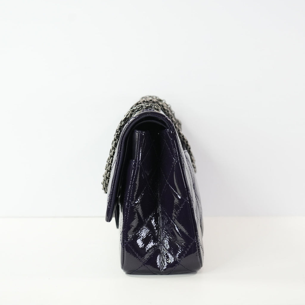Chanel 2.55 Reissue in size 227 hadnbag in purple quilted patent leather (dustbag)
