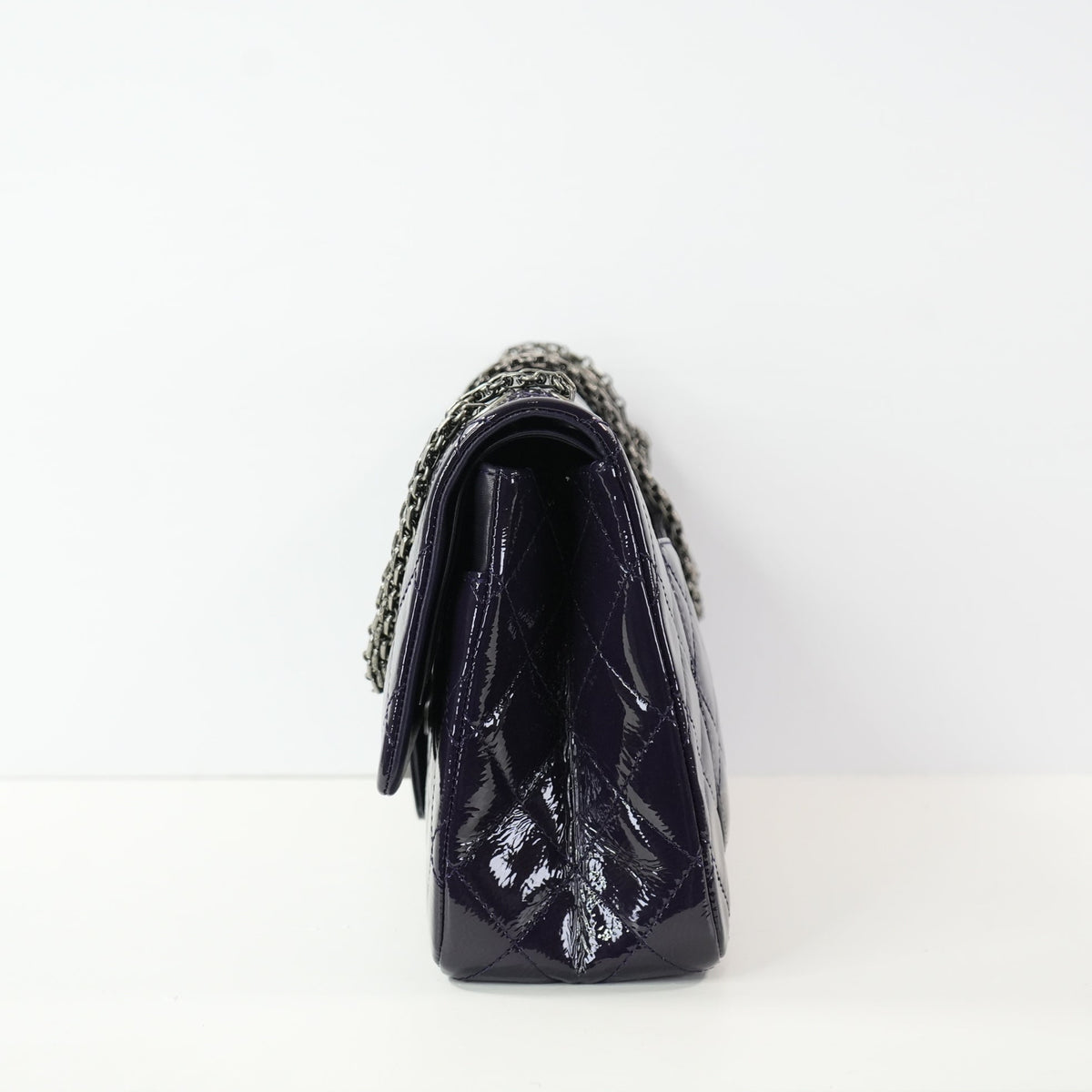 Chanel 2.55 Reissue in size 227 hadnbag in purple quilted patent leather (dustbag)