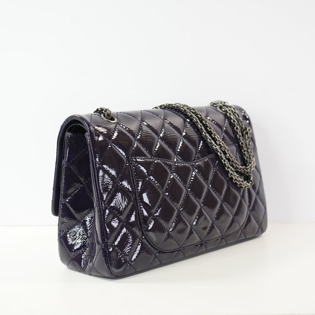 Chanel 2.55 Reissue in size 227 hadnbag in purple quilted patent leather (dustbag)