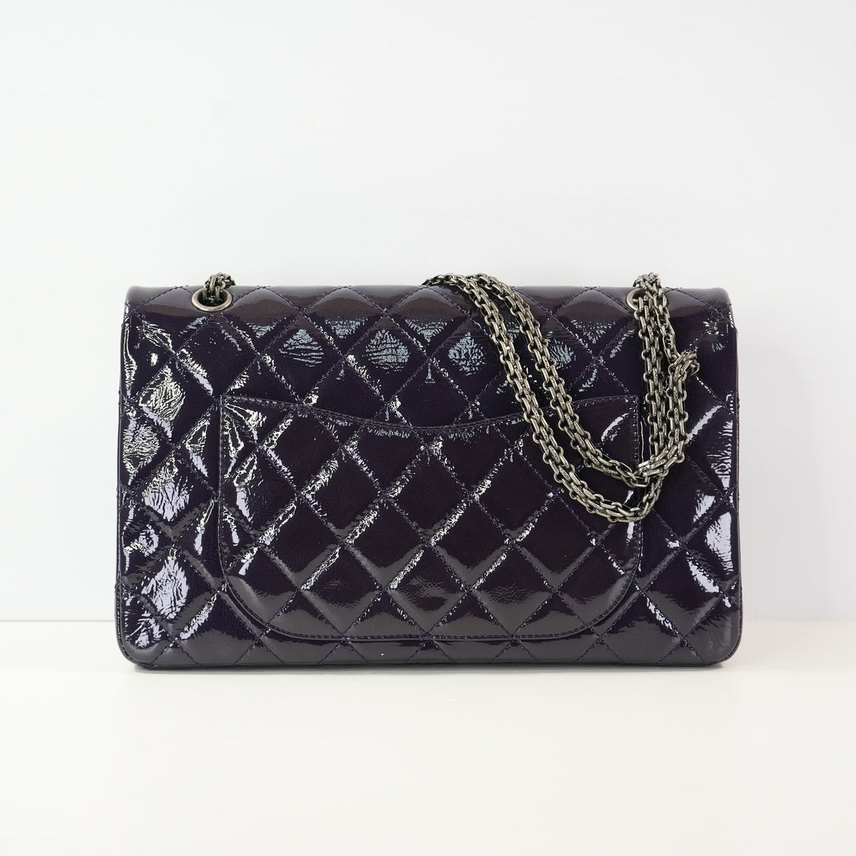 Chanel 2.55 Reissue in size 227 hadnbag in purple quilted patent leather (dustbag)