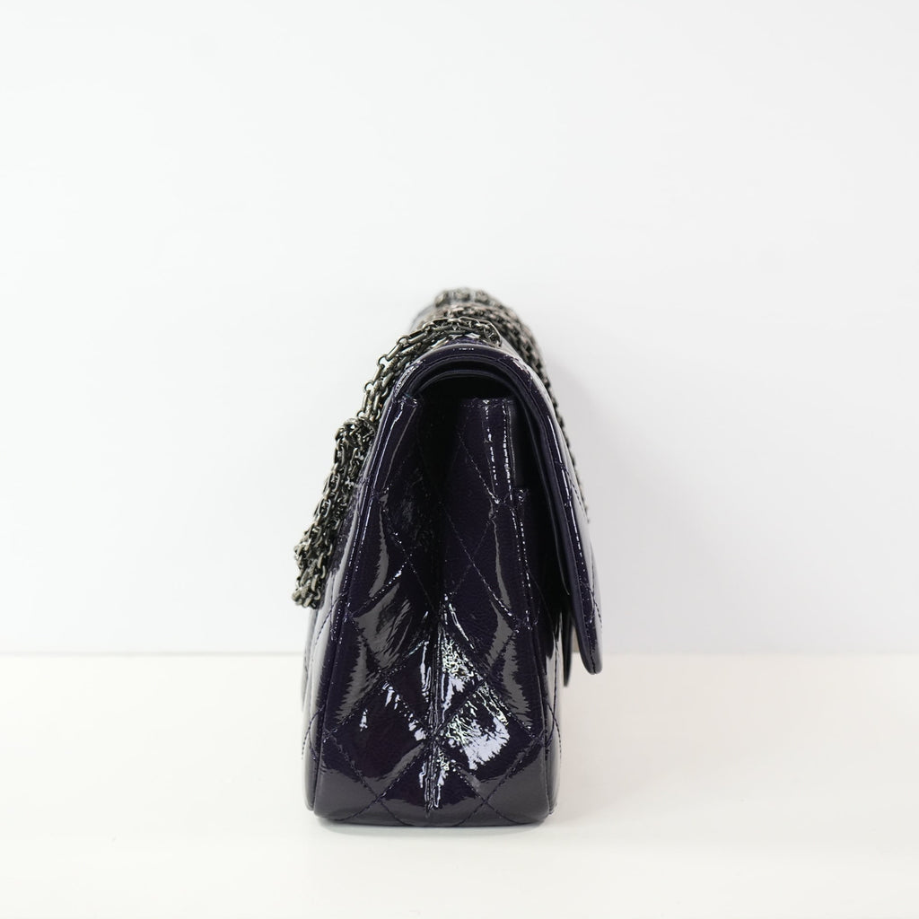 Chanel 2.55 Reissue in size 227 hadnbag in purple quilted patent leather (dustbag)