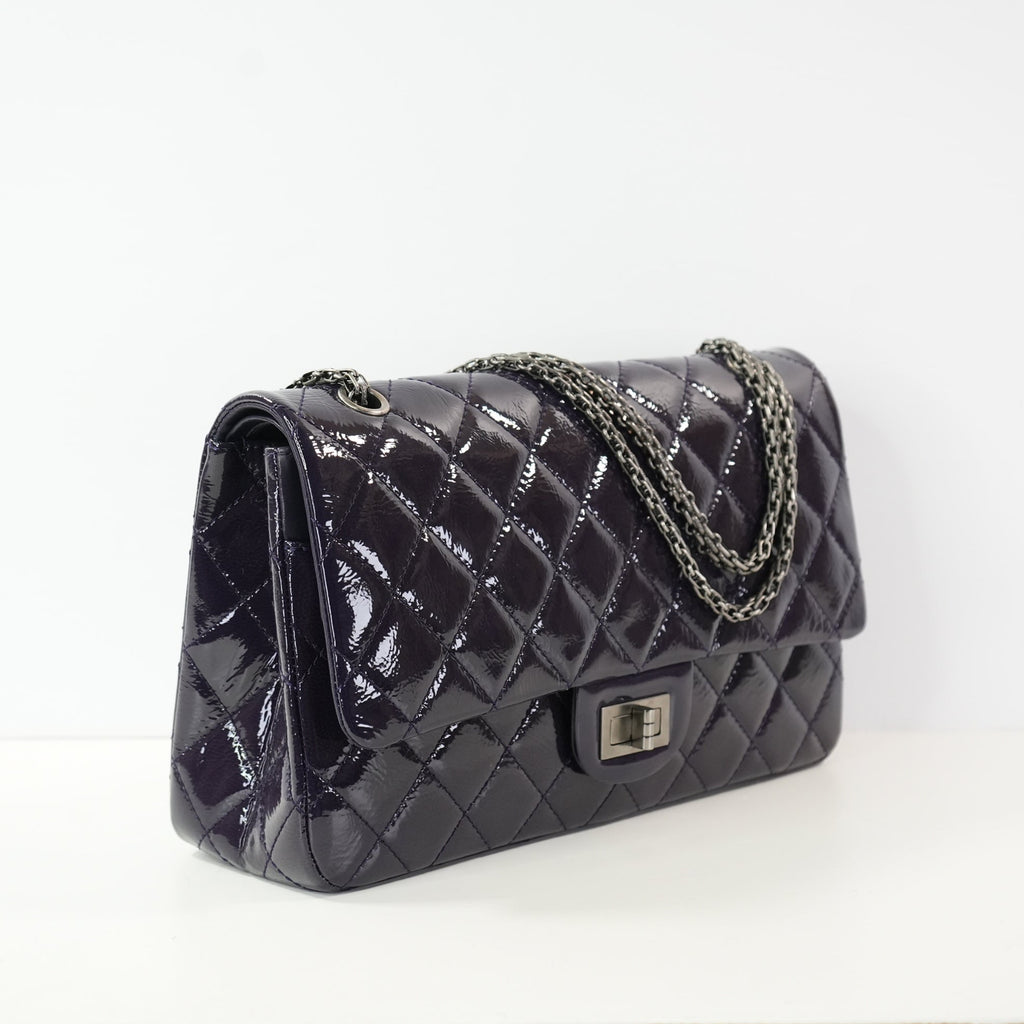 Chanel 2.55 Reissue in size 227 hadnbag in purple quilted patent leather (dustbag)