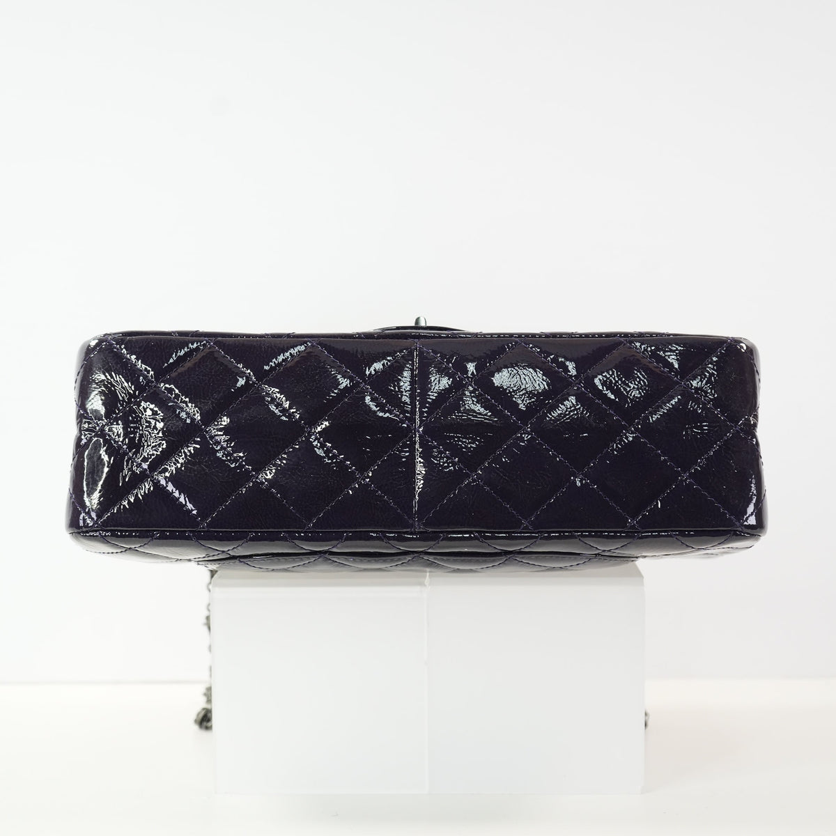 Chanel 2.55 Reissue in size 227 hadnbag in purple quilted patent leather (dustbag)