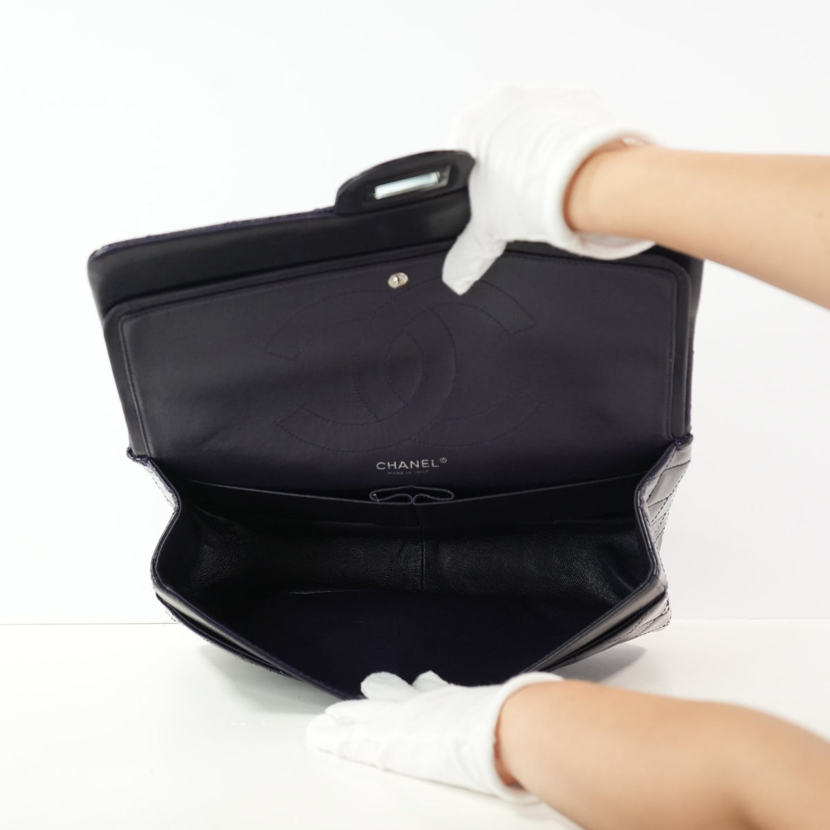 Chanel 2.55 Reissue in size 227 hadnbag in purple quilted patent leather (dustbag)