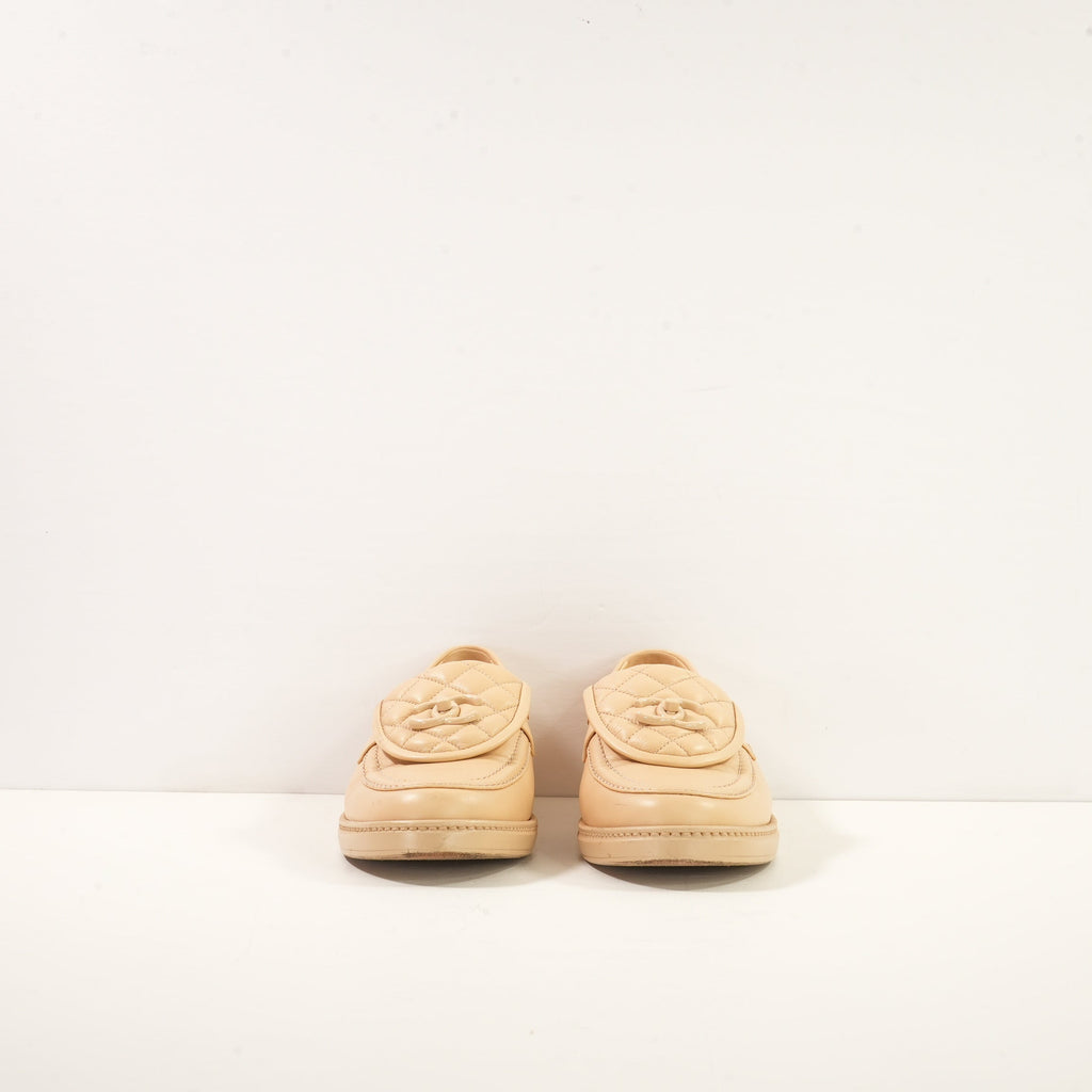 Chanel Quilted Turnlock CC Logo in Beige Lambskin (38 1/2)