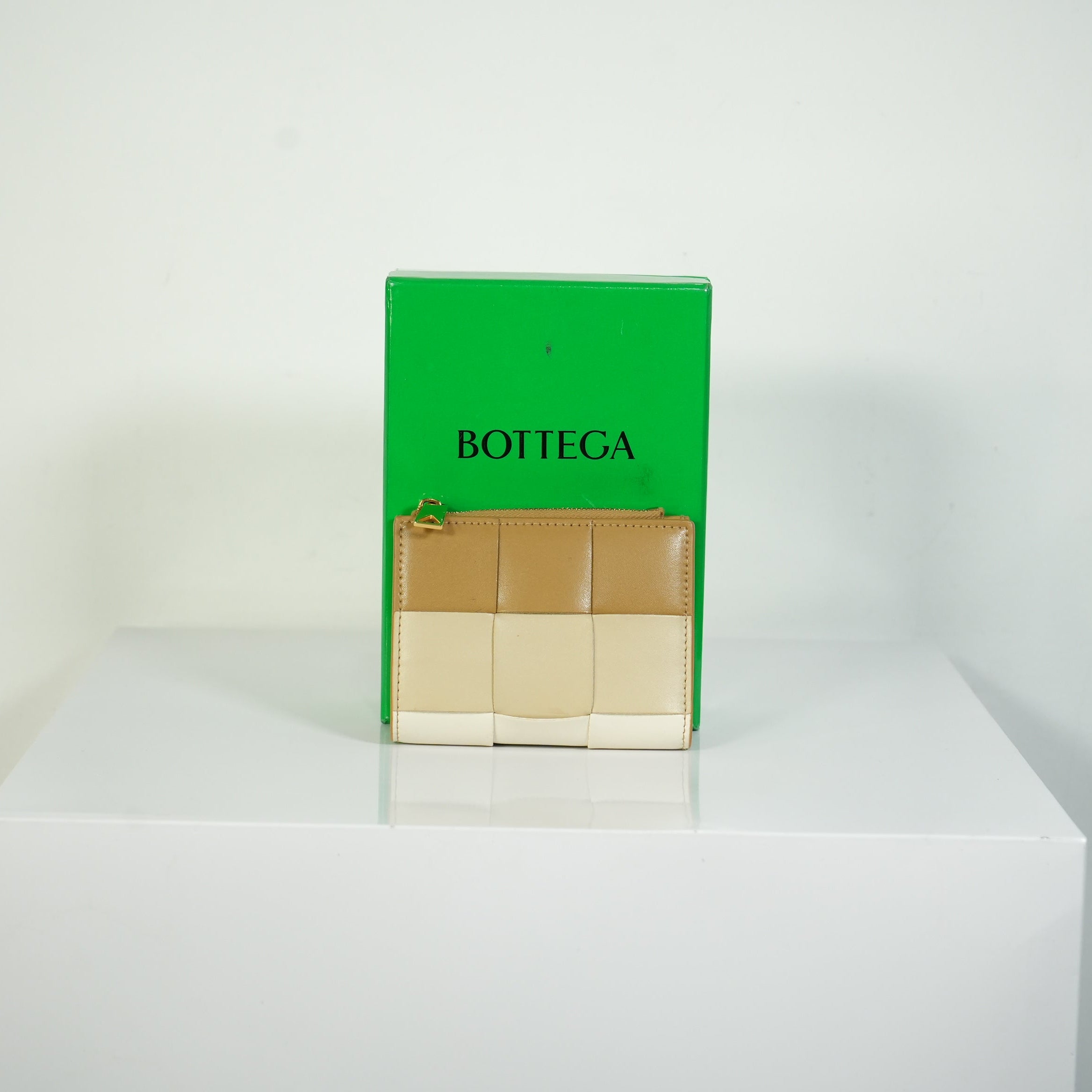 Bottega Veneta Cassette Intrecciato Leather Bi-Fold Beige Tan Cream Wallet Full Set