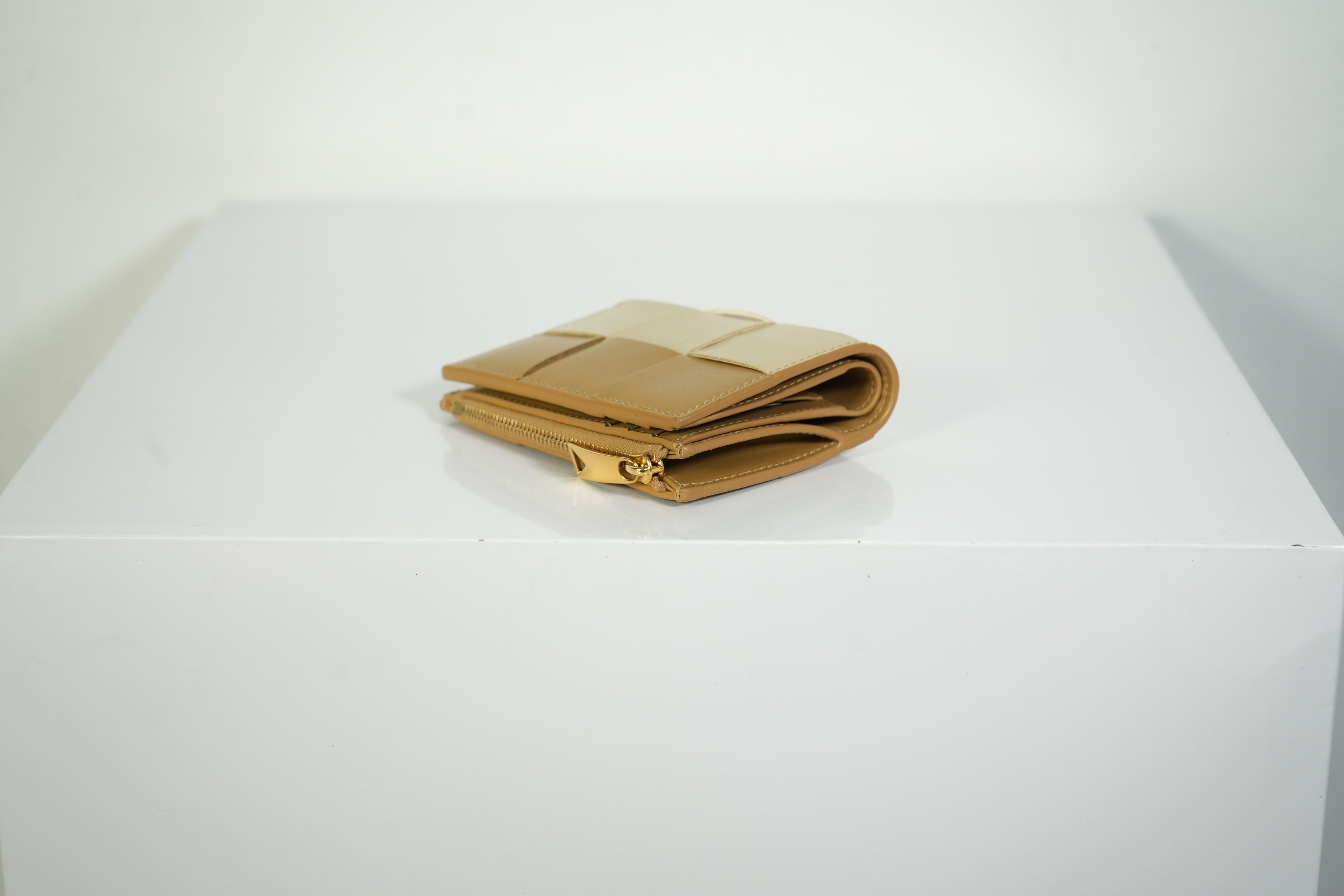 Bottega Veneta Cassette Intrecciato Leather Bi-Fold Beige Tan Cream Wallet Full Set